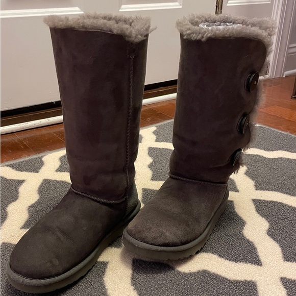 UGG Gray Buttoned Shearling Boots Size 7 Women’s GUC - Picture 4 of 11